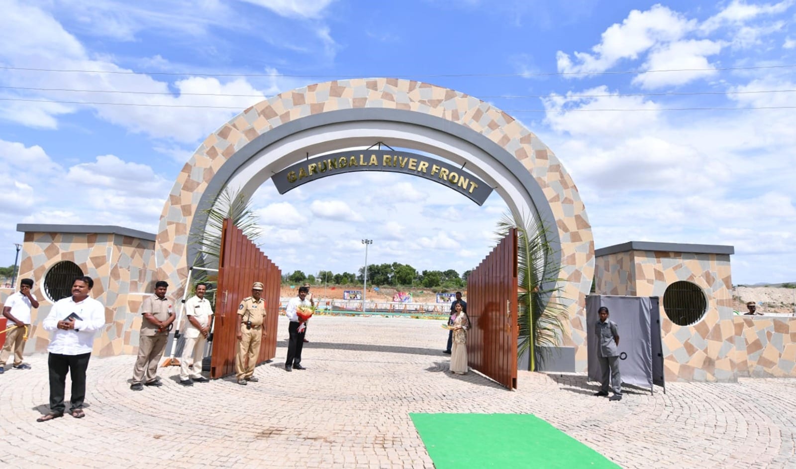 Ceremonial archway and colonnaded commercial street